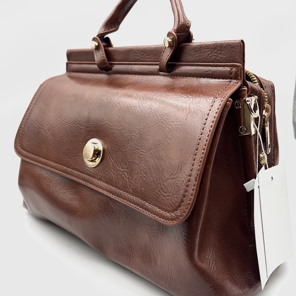 31 x W12 x H16.5cm
BagType - Shoulder
Material- High-definition oil wax leather - Picture 2 of 4